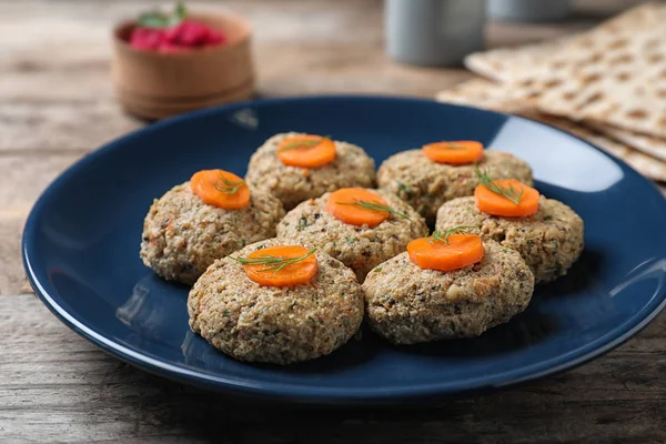 Tallrik traditionell påsk (Pesach) gefilte fisk på träbord, närbild — Stockfoto