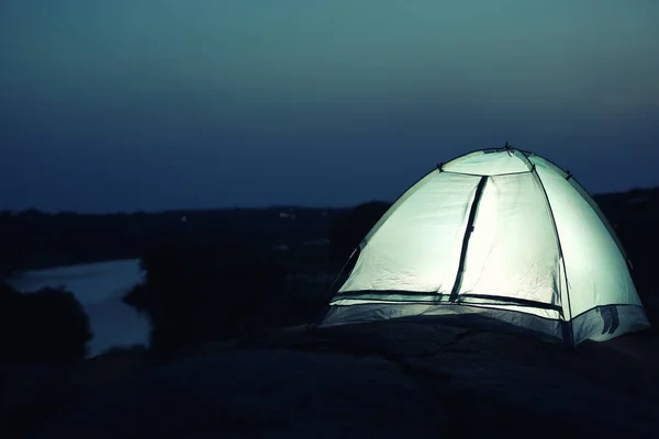 Pequena tenda de acampamento brilhando no crepúsculo ao ar livre. Espaço para texto — Fotografia de Stock