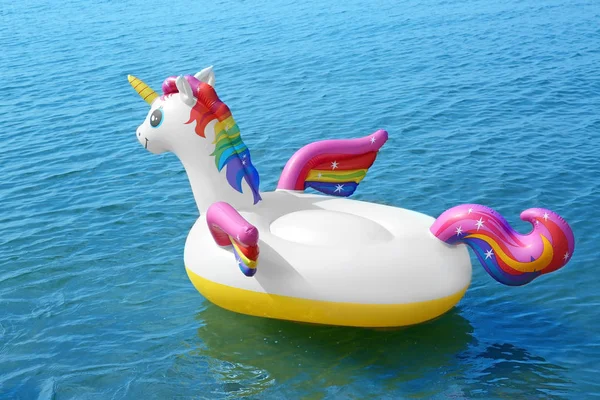 Anillo de unicornio inflable divertido flotando en el agua de mar. Vacaciones de verano —  Fotos de Stock
