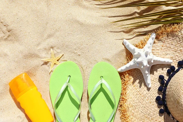 Composición plana con accesorios de playa sobre arena. Espacio para texto — Foto de Stock