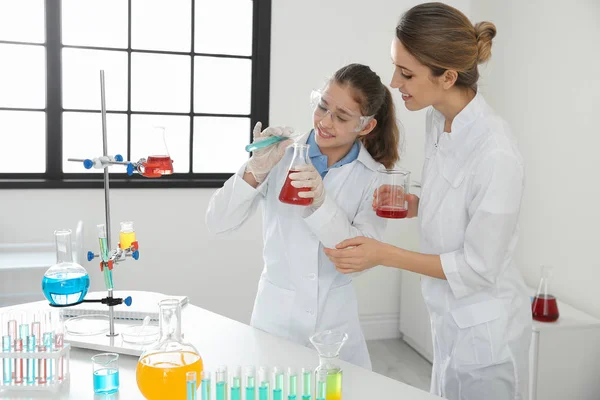 Lehrerin mit Schülerin macht Experiment im Chemieunterricht — Stockfoto