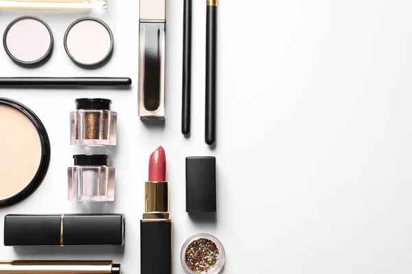 Diferentes productos de maquillaje de lujo sobre fondo blanco, vista superior —  Fotos de Stock