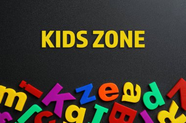 Cümle çocuk bölgesi siyah arka planda plastik manyetik harflerden yapılmış, üst görünüm