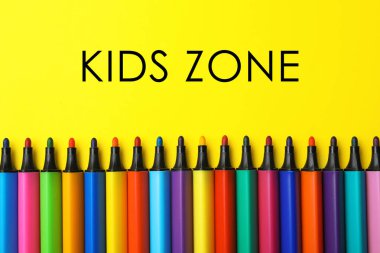 Sarı arka planda birçok renkli işaretler, üst görünüm. Çocuk bölgesi 