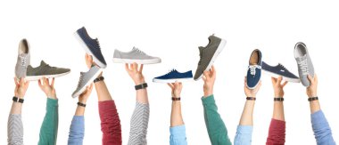 Beyaz arka planda farklı şık ayakkabılar tutan erkekler seti, çekim