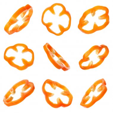 Beyaz arka plan üzerinde uçan kesilmiş taze biber seti