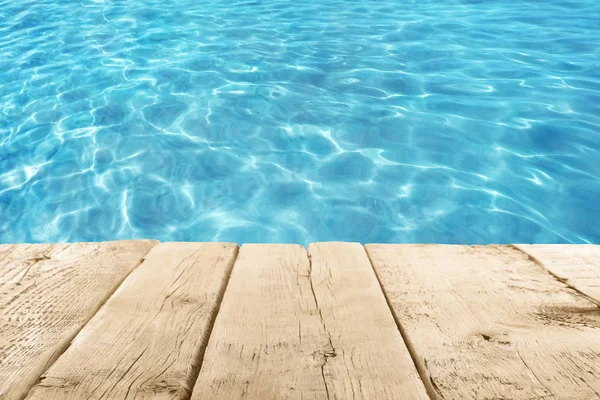 Empty wooden pier near crystal clear ocean water — Stock Photo, Image