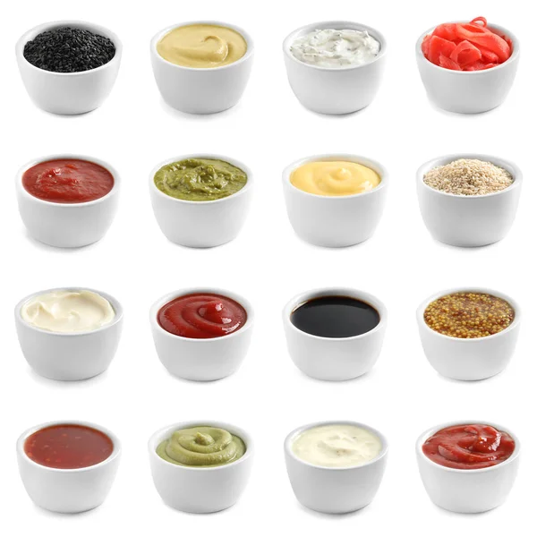 Set de diferentes salsas deliciosas sobre fondo blanco — Foto de Stock