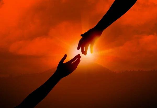 Donna che cerca la mano dell'uomo al tramonto, primo piano. Concetto di aiuto — Foto Stock