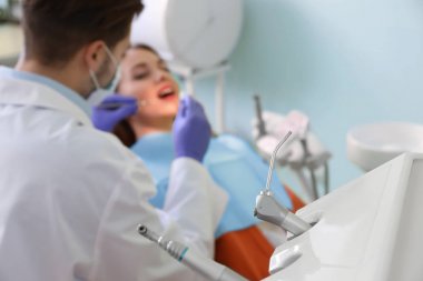 Profesyonel dişçi ekipman ve arka planda hasta ile bulanık Doktor closeup görünümü. Metin alanı