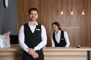 Lobide meslektaşım ile masada resepsiyonist