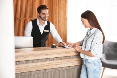 Resepsiyonist lobisinde resepsiyonda müşteri kayıt