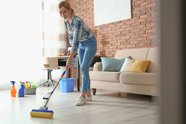 Kobieta, Czyszczenie podłogi z mopem w salonie — Zdjęcie stockowe