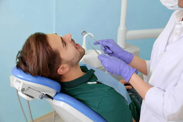 Zahnarzt arbeitet mit Patient in moderner Klinik — Stockfoto