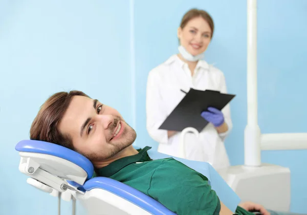 現代の診療所で幸せな患者と歯科医、テキストのためのスペース — ストック写真