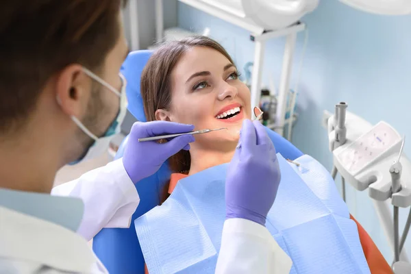 Zahnarzt arbeitet mit Patient in moderner Klinik — Stockfoto