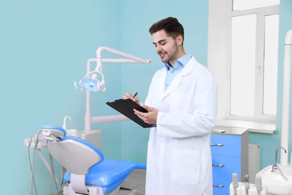 Porträt eines männlichen Zahnarztes in einer modernen Klinik — Stockfoto