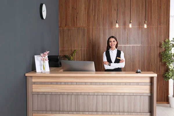 Portrait of receptionist at desk in lobby — Stock Photo, Image