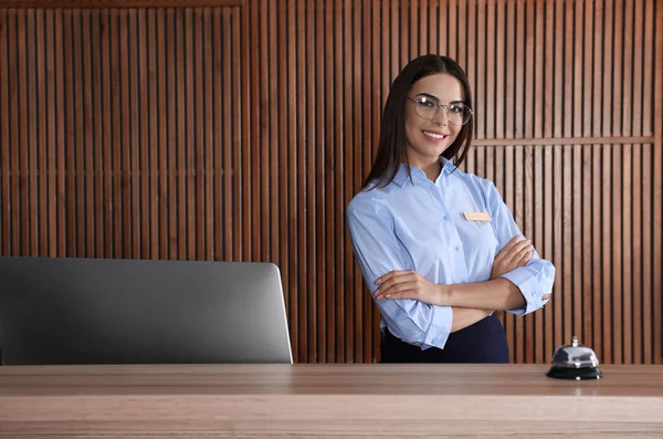 Retrato de recepcionista na mesa no lobby — Fotografia de Stock