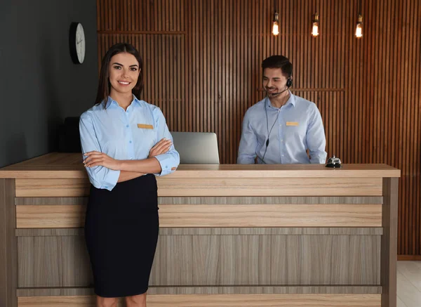 Recepcionista na mesa com colega no lobby — Fotografia de Stock