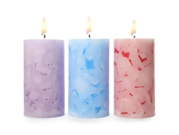 Αναμμένα κεριά χρώματος κεριού σε λευκό φόντο — Φωτογραφία Αρχείου