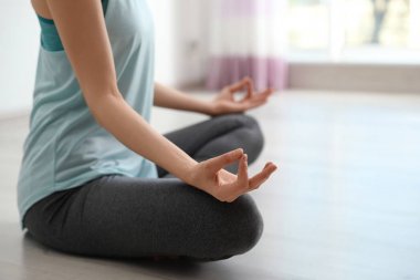 İçeride meditasyon yapan genç bir kadın, mesaj için yeri olan yakın çekim. Zen kavramı