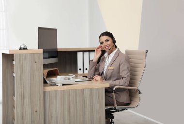 Modern otelde masa başında çalışan resepsiyonistportresi