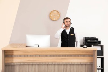 Modern otelde masa başında çalışan resepsiyonistportresi