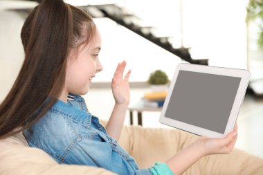 Evde tablette video sohbet kullanarak sevimli kız, metin için alan