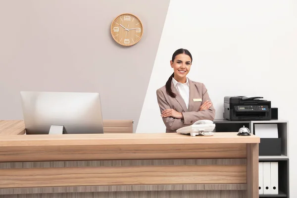 Retrato de la recepcionista en el escritorio en el hotel moderno —  Fotos de Stock