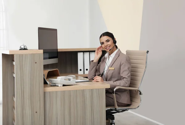 Retrato de la recepcionista trabajando en el escritorio en el hotel moderno —  Fotos de Stock