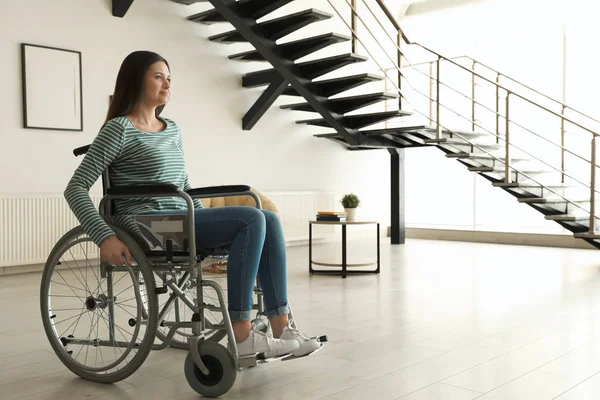 Μια νεαρή γυναίκα σε αναπηρικό καροτσάκι μέσα. Χώρος για κείμενο — Φωτογραφία Αρχείου