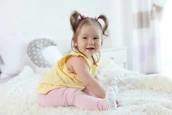 Αξιολάτρευτο μικρό μωρό κορίτσι κάθεται στο κρεβάτι στο δωμάτιο — Φωτογραφία Αρχείου