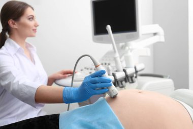 Ultrason taramada klinik geçiren genç hamile kadın