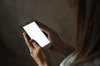 Karanlık odada akıllı telefon kullanan bir kadın, mesaj için yeri olan bir yakın çekim. Yalnızlık kavramı