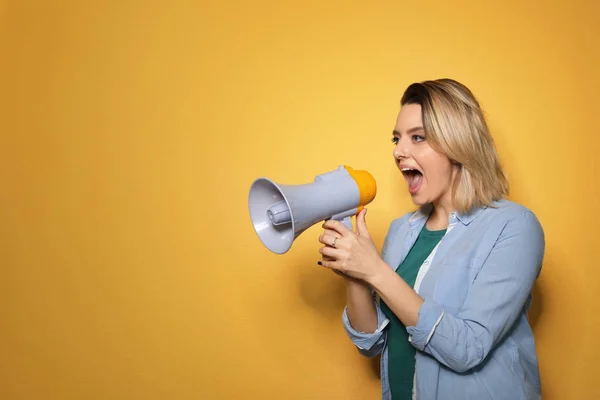Portrét emocionální ženy, která používá megafon na barevném pozadí. Místo pro text — Stock fotografie