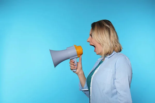 Retrato de mulher emocional usando megafone em fundo de cor. Espaço para texto — Fotografia de Stock