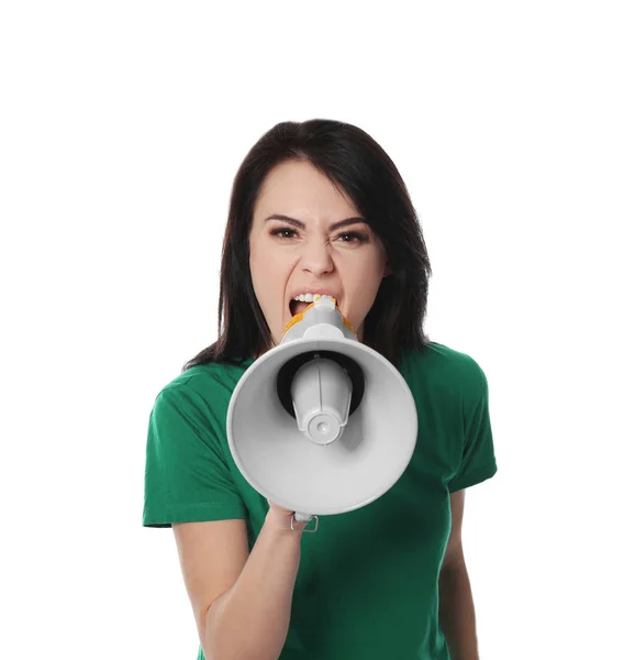 Портрет эмоциональной женщины с помощью мегафона на белом фоне — стоковое фото