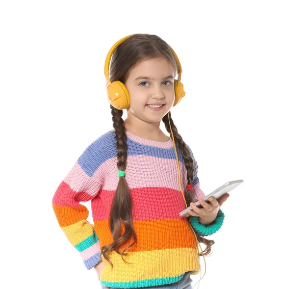 Petit enfant mignon avec écouteurs et téléphone portable sur fond blanc — Photo