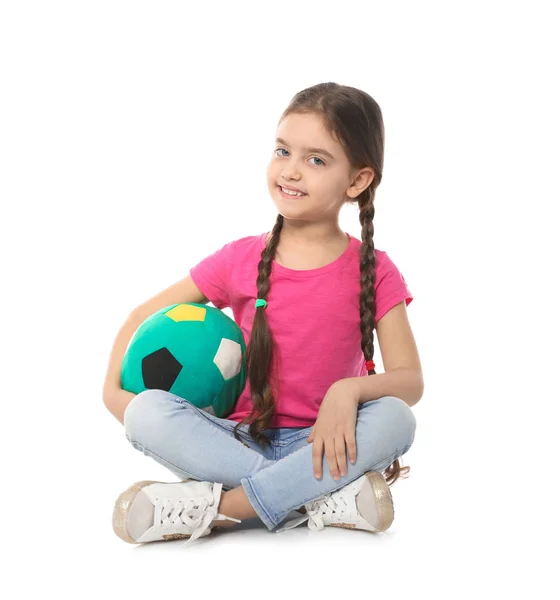白い背景に柔らかいサッカーボールを持つかわいい小さな子供。屋内で遊ぶ — ストック写真