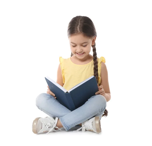 Lindo niño pequeño libro de lectura sobre fondo blanco — Foto de Stock