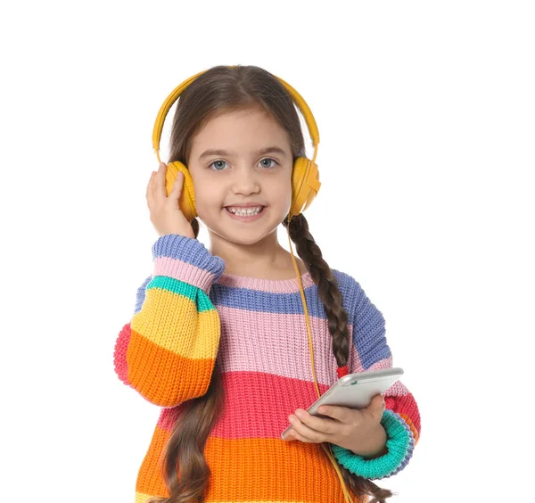 Niedliches kleines Kind mit Kopfhörer und Handy auf weißem Hintergrund — Stockfoto