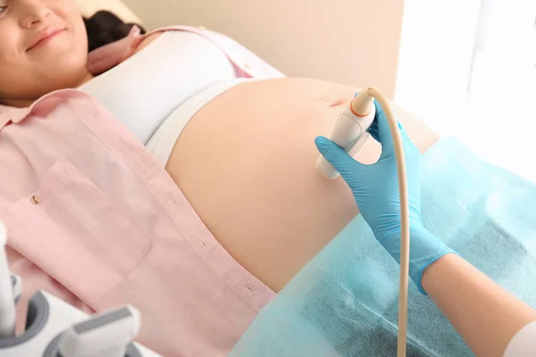 Femme enceinte faisant l'objet d'une échographie en clinique, gros plan — Photo