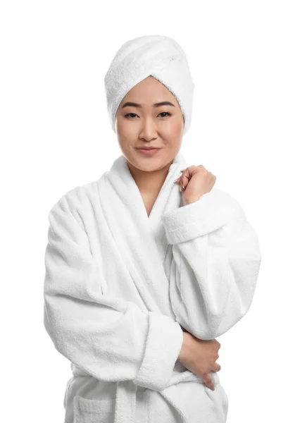 Portret van mooie Aziatische vrouw in badjas geïsoleerd op wit. Spabehandeling — Stockfoto