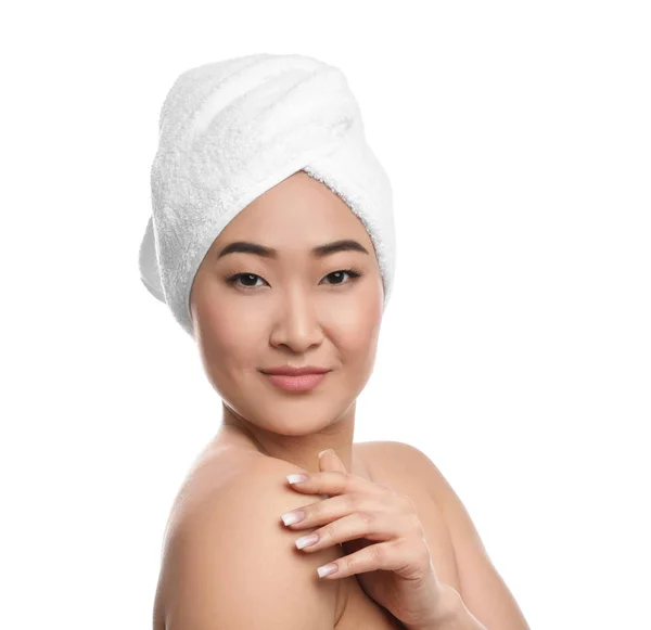Porträt einer schönen asiatischen Frau mit Handtuch auf dem Kopf vor weißem Hintergrund. Wellness-Behandlung — Stockfoto