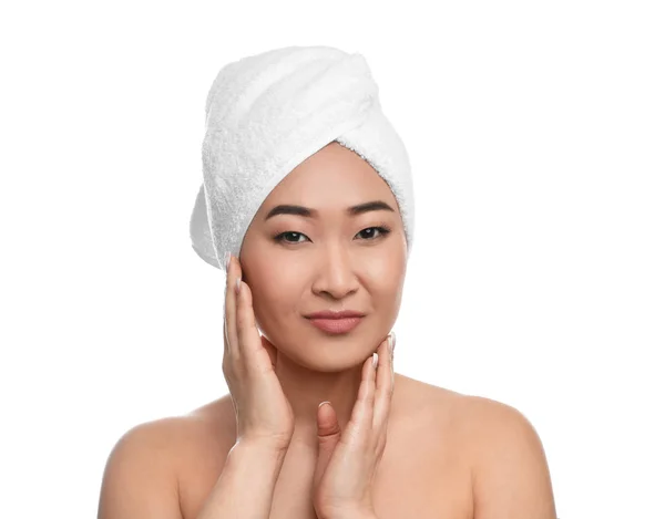 Porträt einer schönen asiatischen Frau mit Handtuch auf dem Kopf vor weißem Hintergrund. Wellness-Behandlung — Stockfoto
