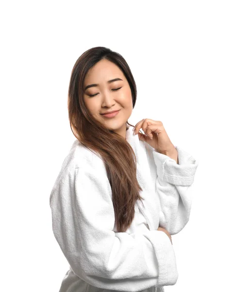 Retrato de una hermosa mujer asiática en albornoz aislado en blanco. Tratamiento de spa — Foto de Stock
