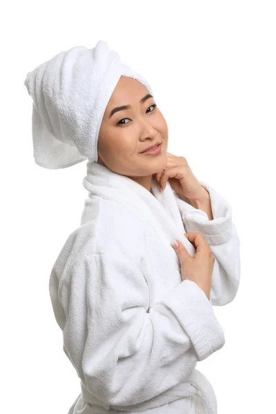 Porträt der schönen asiatischen Frau im Bademantel isoliert auf weiß. Wellness-Behandlung — Stockfoto