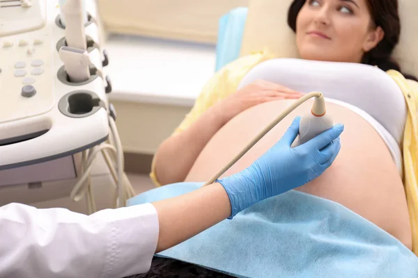 Schwangere unterzieht sich Ultraschalluntersuchung in Klinik — Stockfoto