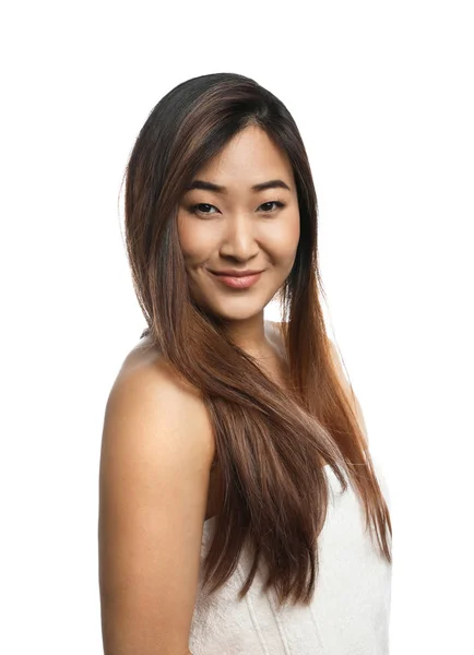 Retrato de una hermosa mujer asiática envuelta en toalla aislada en blanco. Tratamiento de spa — Foto de Stock